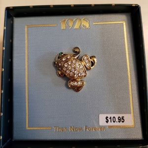 Frog pin with rhinestones